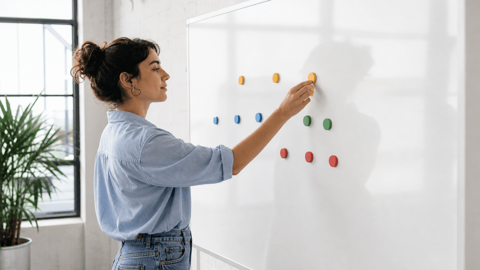 Planner arranging ideas on a blank whiteboard